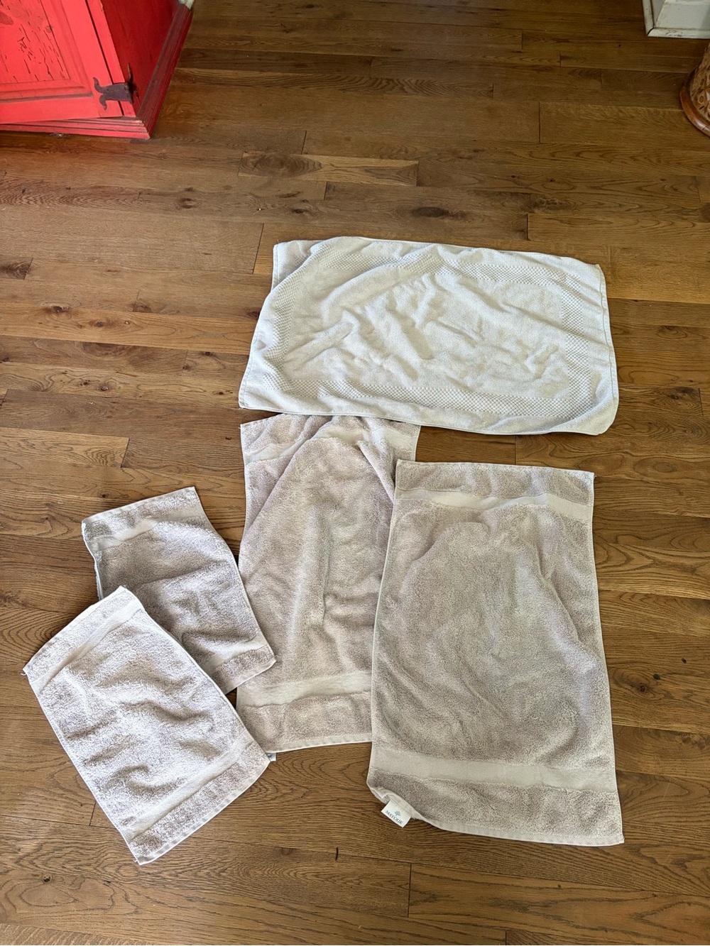 Matouk light gray Bath Mat 2 hand towels, and 2 washcloths